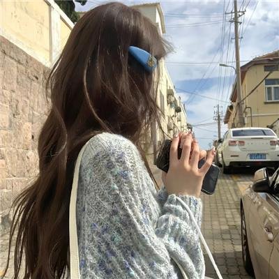 落在她身边